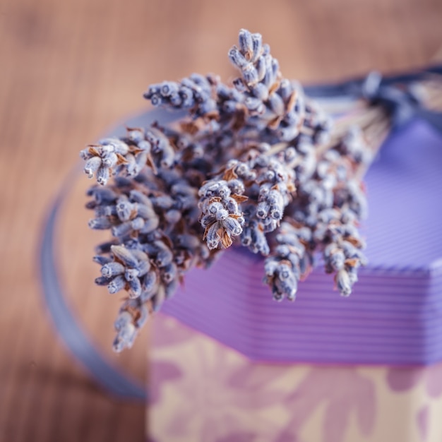 Foto mazzo di lavanda secca e confezione regalo, dof shallow poco profondo