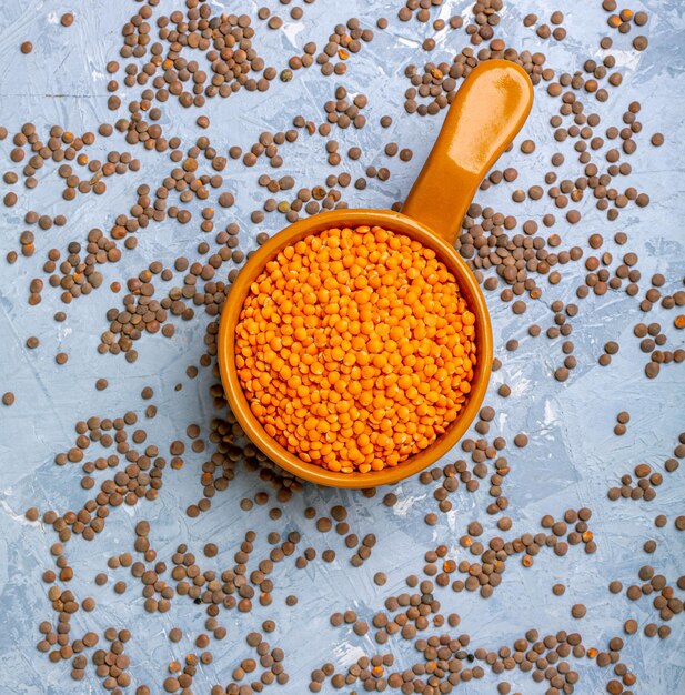 Photo dry lentils in a ceramic bowl