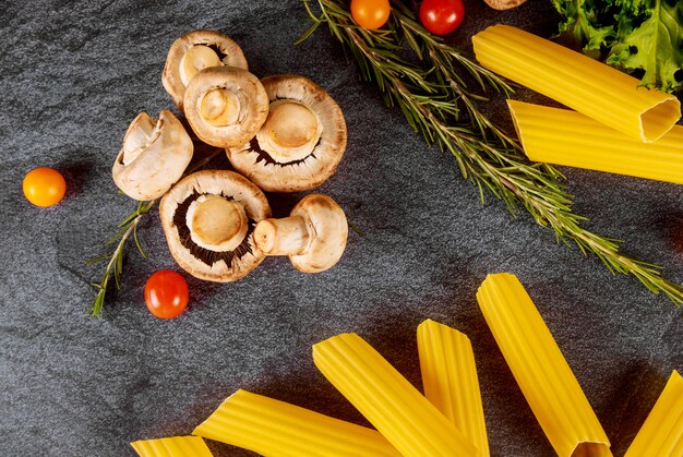 Dry manicotti with mushrooms and tomato