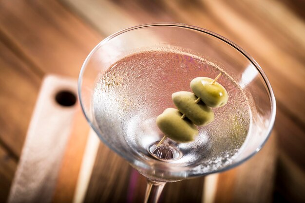 Photo dry martini drink with green olives