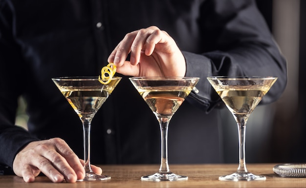 Short drink martini secco con gin, vermouth dry e una guarnizione di scorza di limone.