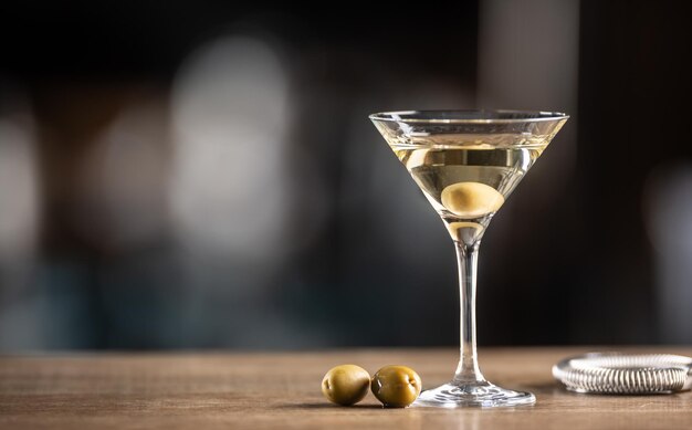 Foto dry martini short drink cocktail con gin, vermouth secco e una guarnizione di olive