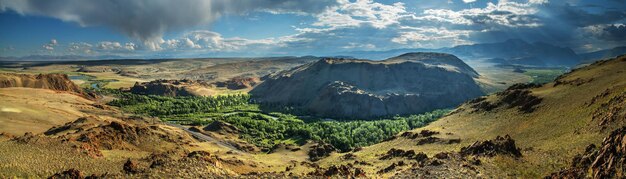 アルタイ南部の乾燥したモンゴルの風景、緑の谷、オアシス、パノラマビュー