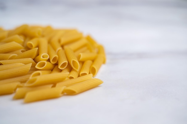 Foto pasta secca, ingrediente per cucinare, sfondo chiaro, spazio per il testo