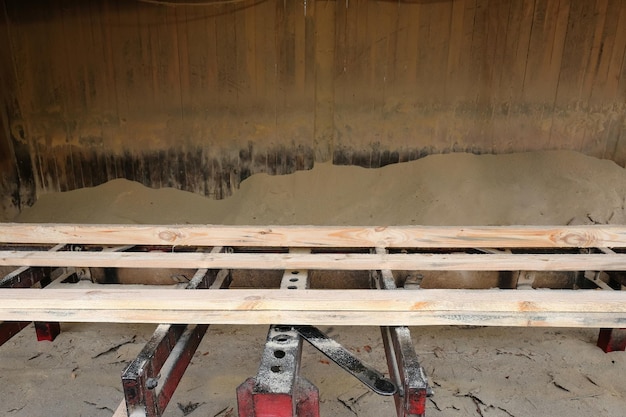 古い製材所で乾燥松板 木材産業