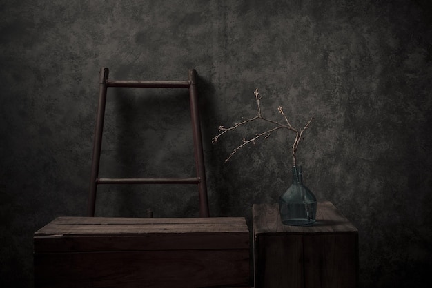 Photo dry plant in vase by ladder against wall