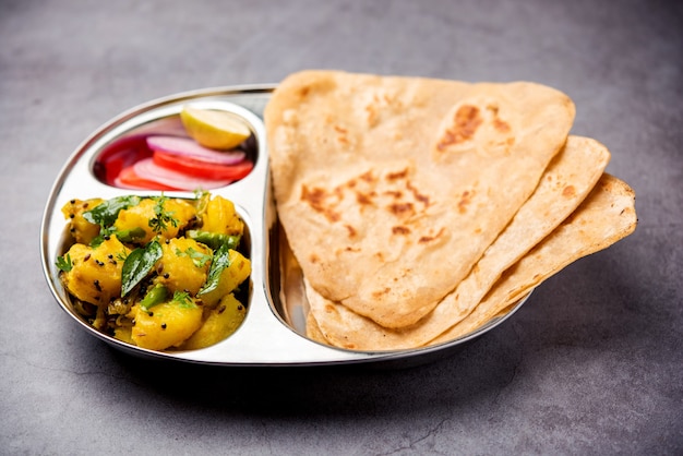 Indian Triangle flatbread를 사용한 건조 감자 야채 레시피. tikona paratha 또는 parantha와 함께 Aloo sabji. 인도 음식