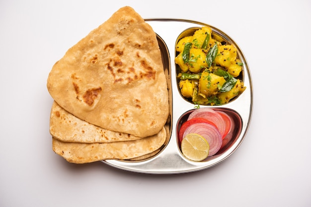 Indian Triangle flatbread를 사용한 건조 감자 야채 레시피. tikona paratha 또는 parantha와 함께 Aloo sabji. 인도 음식