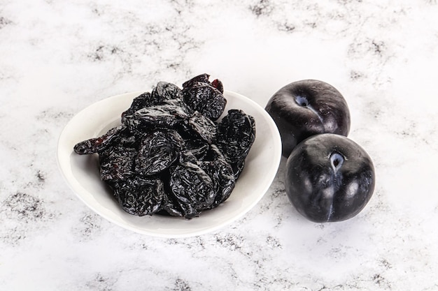 Photo dry prunes in thw bowl