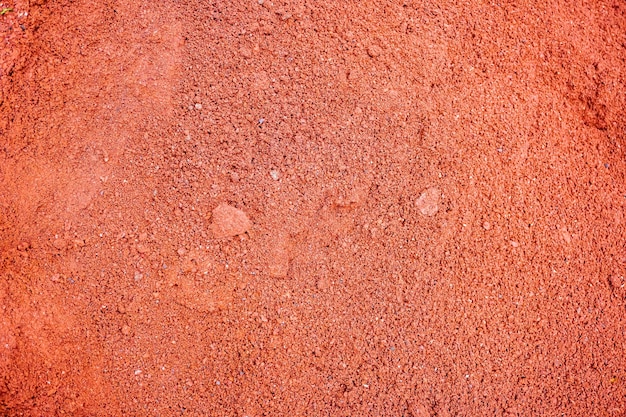 마른 붉은 으깬 벽돌 먼지 표면 천연 재료의 질감 배경으로 으깬 붉은 벽돌