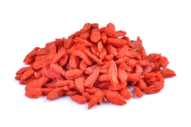 Bacche rosse secche di goji isolate