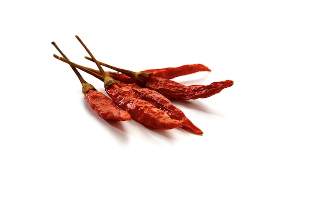 Secco red hot chili peppers texture di sfondo, essiccato rosso karen peperoncino è tradizionale asia peperoncino (prik ka reang) su sfondo bianco