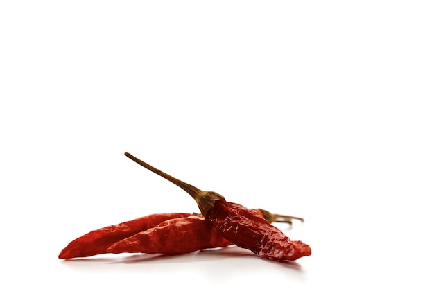 Foto secco red hot chili peppers texture di sfondo, essiccato rosso karen peperoncino è tradizionale asia peperoncino (prik ka reang) su sfondo bianco