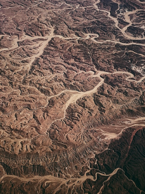 Photo dry rivebeds and mountainous area in saudi arabia