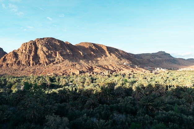 Foto deserto montuoso di roccia secca nel mezzo del marocco.