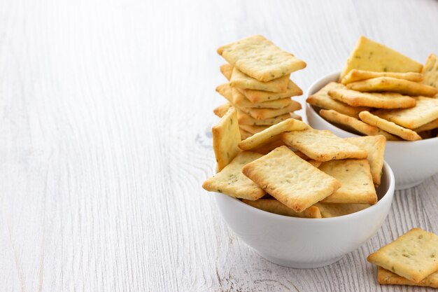 テーブルの上のボウルに塩味のクラッカークッキーを乾燥させる