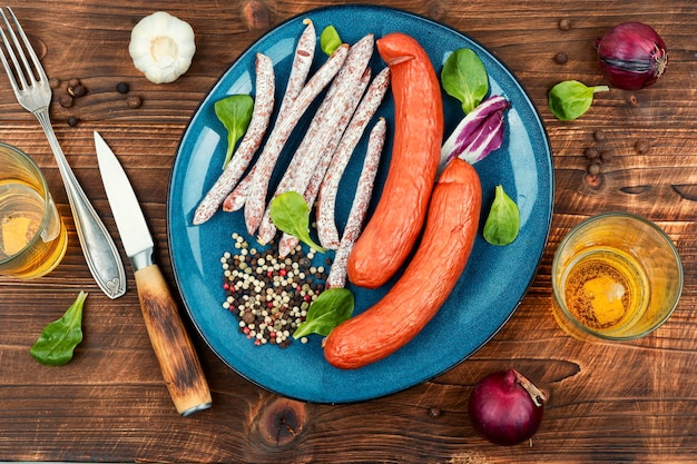 Foto kabanos cabanossi affumicati a secco salsicce di carne tradizionali polacche salsiccia di carne di maiale o di manzo su un tavolo rustico