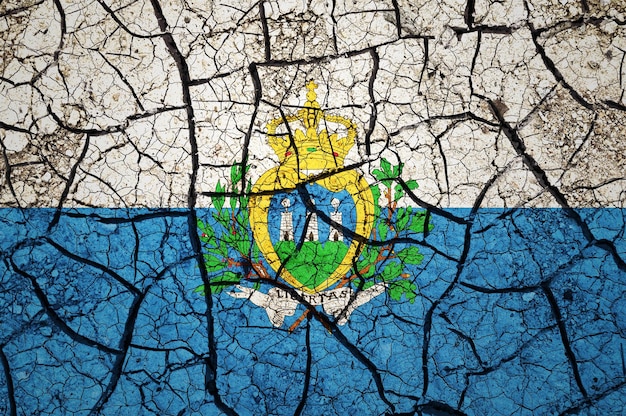 산마리노 국기의 마른 흙 패턴입니다. 가뭄 개념이 있는 국가. 물 문제.