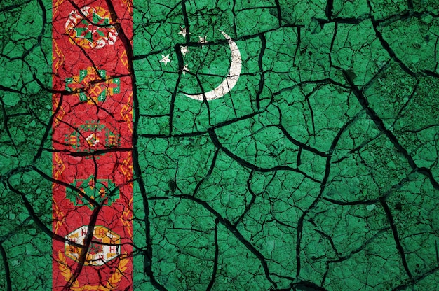 トルクメニスタンの国旗の乾燥した土壌パターン。干ばつのコンセプトを持つ国。水の問題。