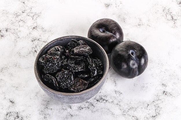 Photo dry sweet prunes in thw bowl