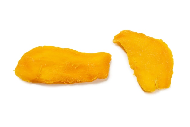 Fette di mango gustose secche isolate su uno sfondo bianco. vista dall'alto.
