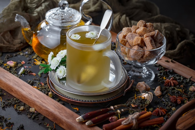 古い背景のテーブルに茶葉を乾燥します。
