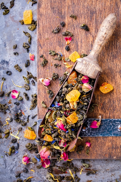 写真 果物とバラの花びらが付いている緑に基づく乾燥茶