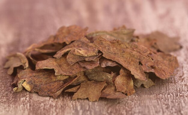 Dry tobacco leaves for making cigarette