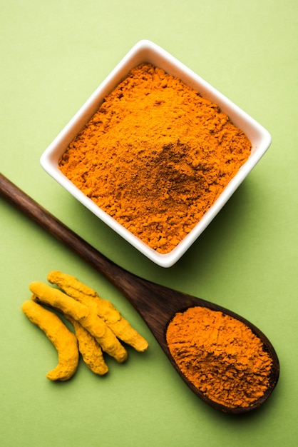 curcuma longa linn으로도 알려진 건조 심황 먼지 또는 Haldi 분말, 선택적 초점