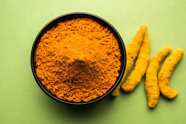 curcuma longa linn으로도 알려진 건조 심황 먼지 또는 Haldi 분말, 선택적 초점