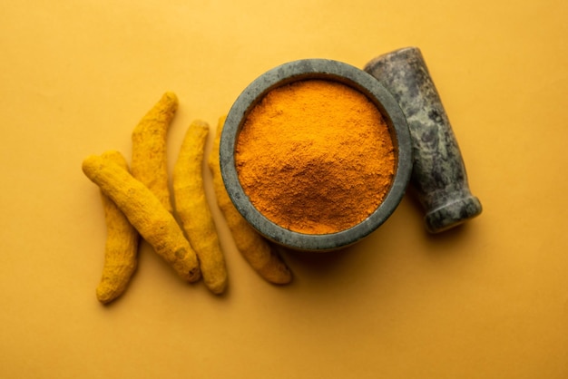 curcuma longa linn으로도 알려진 건조 심황 먼지 또는 Haldi 분말, 선택적 초점