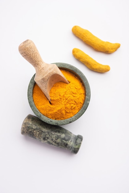 curcuma longa linn으로도 알려진 건조 심황 먼지 또는 Haldi 분말, 선택적 초점