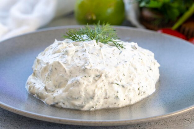 Photo dry tzatziki appetizer traditional turkish cuisine delicacies closeup local name kuru cacik