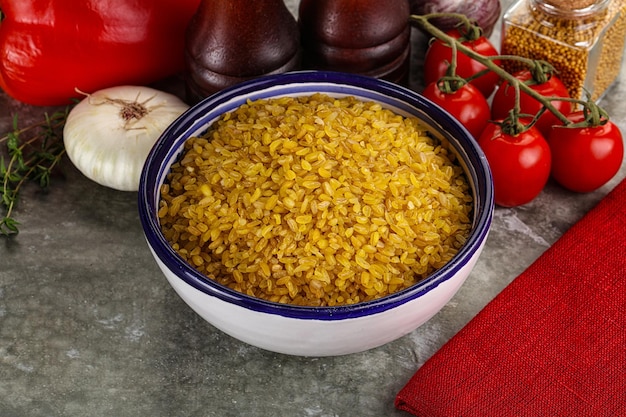 Foto mucchio di cereali bulgur di grano secco per cucinare
