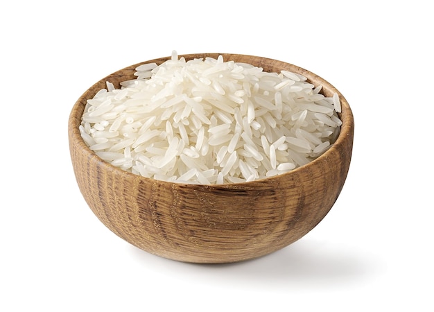 白い背景で隔離の木製のボウルで乾燥した白い長い米バスマティ。