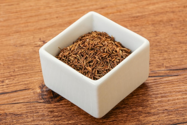 Dry zeera seeds in the bowl