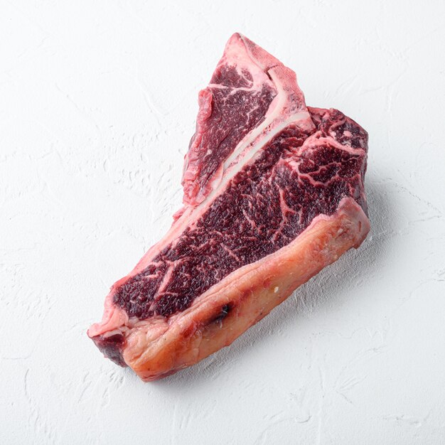 乾燥した生のTボーンまたはポーターハウスビーフの霜降り肉