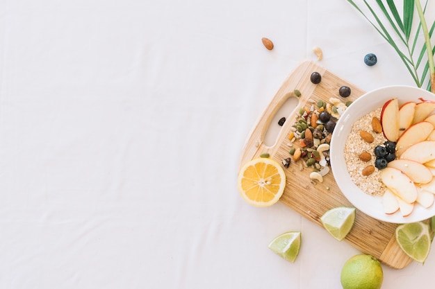 Photo dryfruits and oatmeal snack on white background