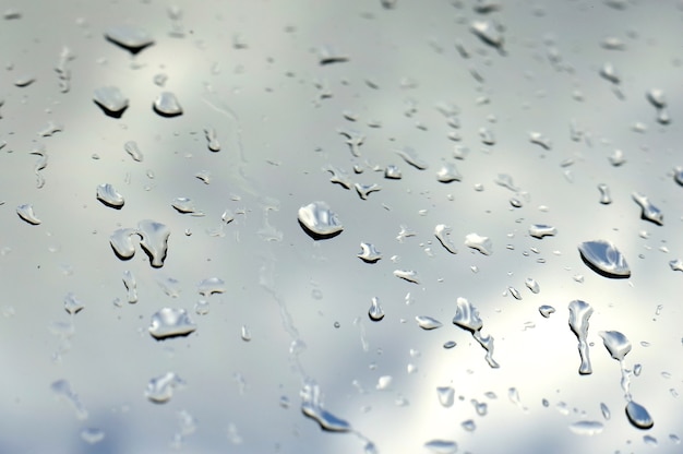 雨によって残された窓に乾燥滴。クローズアップ。