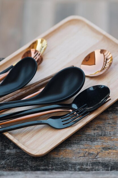 Photo drying forks and spoons on the wooden tray