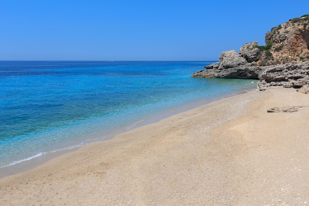 Drymadesstrand, Albanië. Zomer uitzicht op de Ionische zee kust.