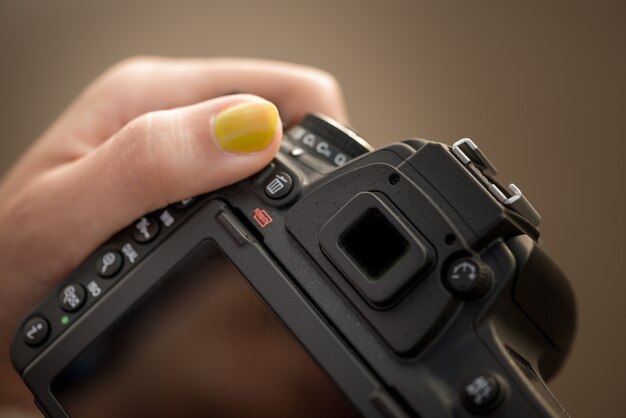 写真 女性の手のdslrカメラ