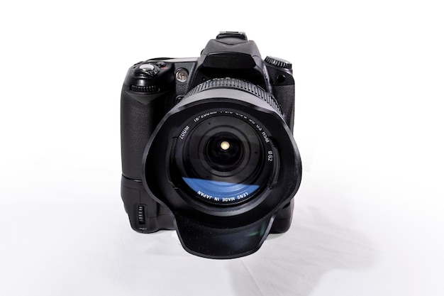 Dslr-camera op witte achtergrond