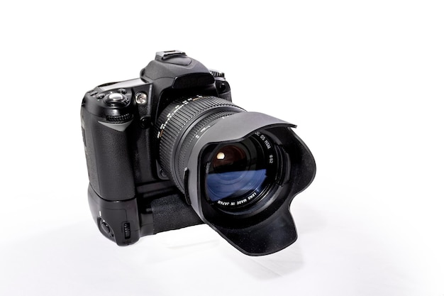 DSLR-camera op witte achtergrond