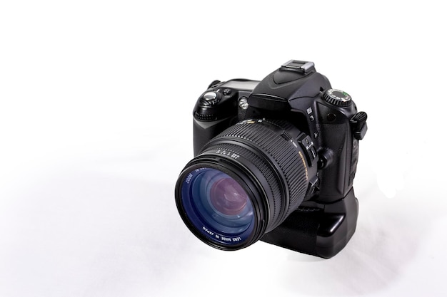 Dslr-camera op witte achtergrond