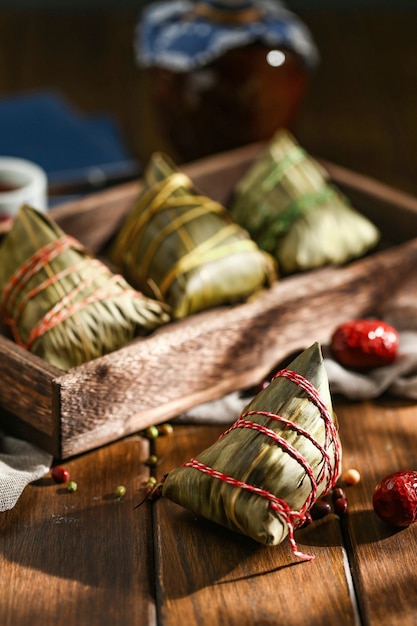 Photo duanwu festival rice dumplings and rice wine on wooden plate