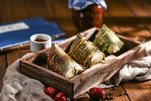 Photo duanwu festival rice dumplings and rice wine on wooden plate