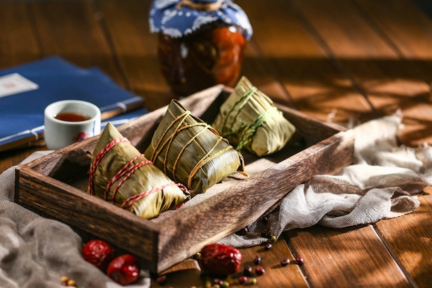 Foto duanwu festival gnocchi di riso e vino di riso su piatto di legno