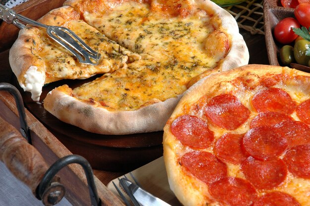 Duas pizza's, pepperoni en queijo