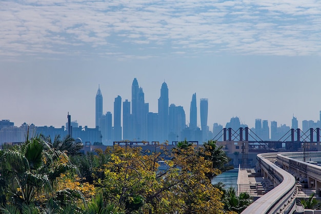 Dubai blauwe stadsgezicht Scyscrapers bewolkte dag weergave